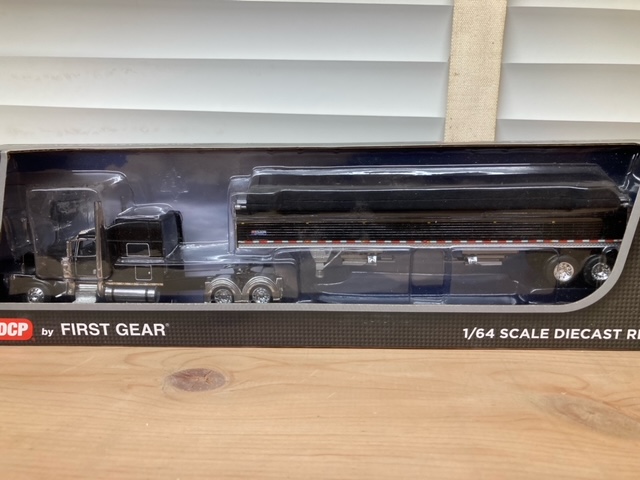 (image for) Peterbilt 389 Black with grain trailer - Click Image to Close